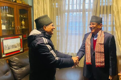 गोरखाले प्रधानमन्त्री पाएकोमा खुसी हुँदै बाबुरामले प्रचण्डलाई दिए बधाई
