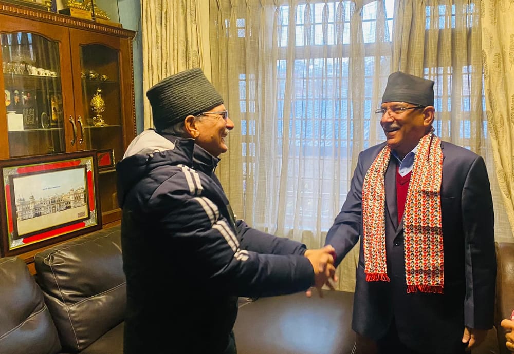 गोरखाले प्रधानमन्त्री पाएकोमा खुसी हुँदै बाबुरामले प्रचण्डलाई दिए बधाई