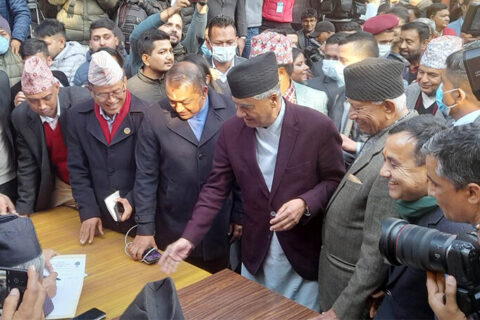 संसदीय दलको नेतामा देउवा र थापाले दिए सँगै उभिएर उम्मेदवारी