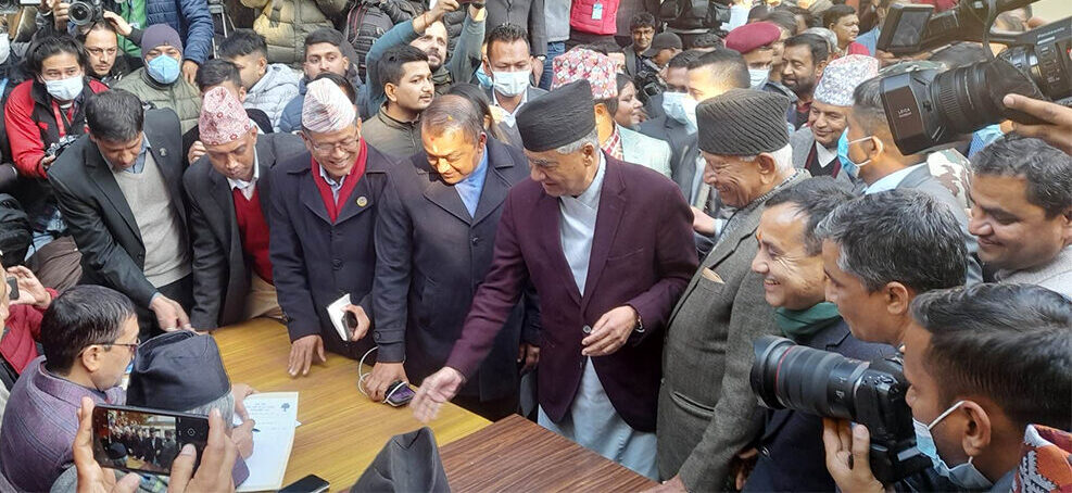 संसदीय दलको नेतामा देउवा र थापाले दिए सँगै उभिएर उम्मेदवारी