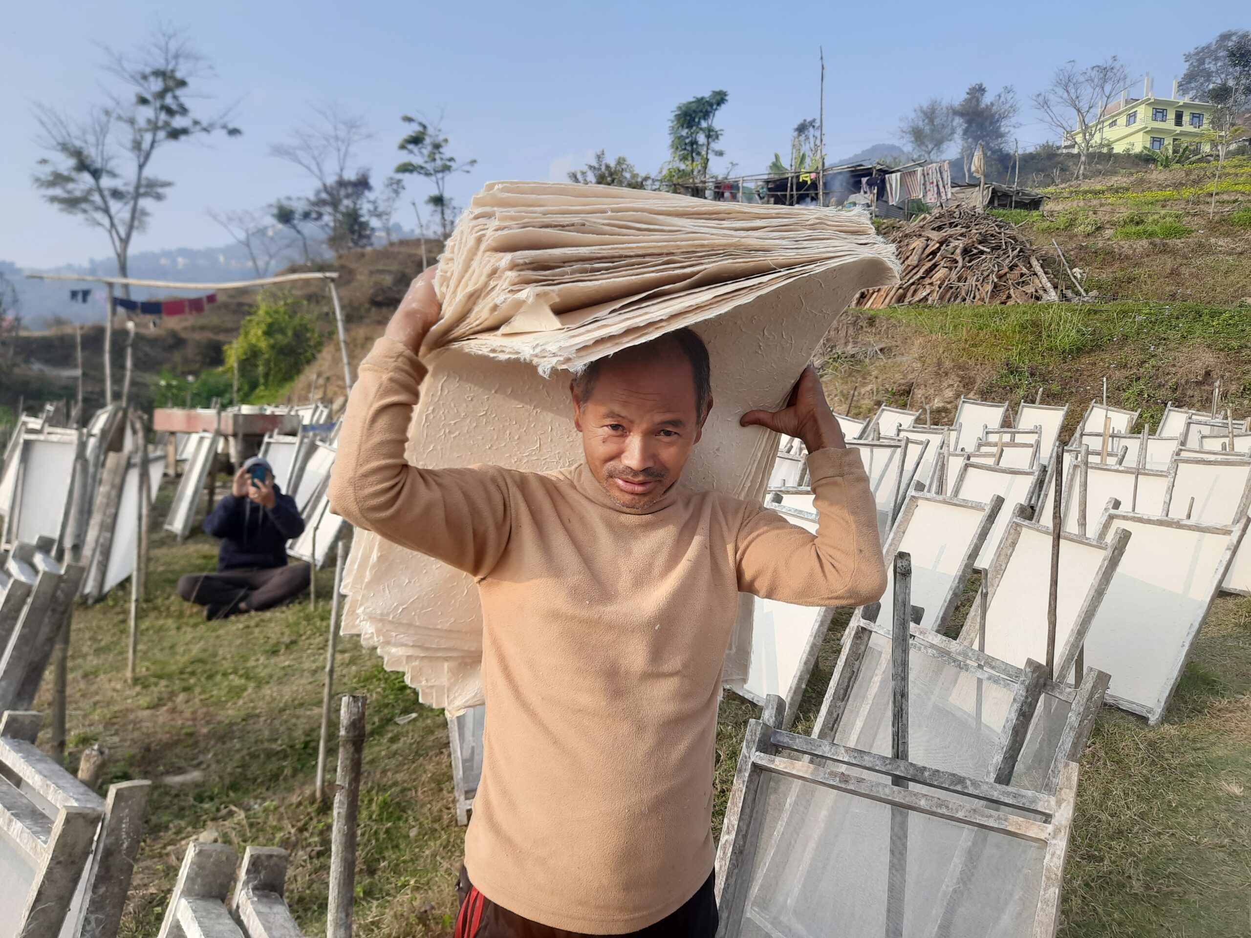 गोरखामा नेपाली कागजको उत्पादन : बजारमा माग धेरै, कच्चा पर्दाथको अभावमा उत्पादन कम