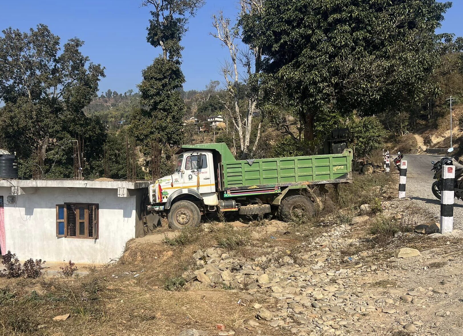 गोरखामा गुडिरहेको टिप्पर अनियन्त्रित भएर घरमाथि ठोक्किन पुगेपछि…