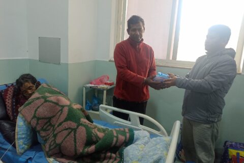 प्रेस सेन्टर गोरखाद्धारा १९ औं स्थापना दिवसको अबसरमा बिरामीलाई फलफूल बितरण