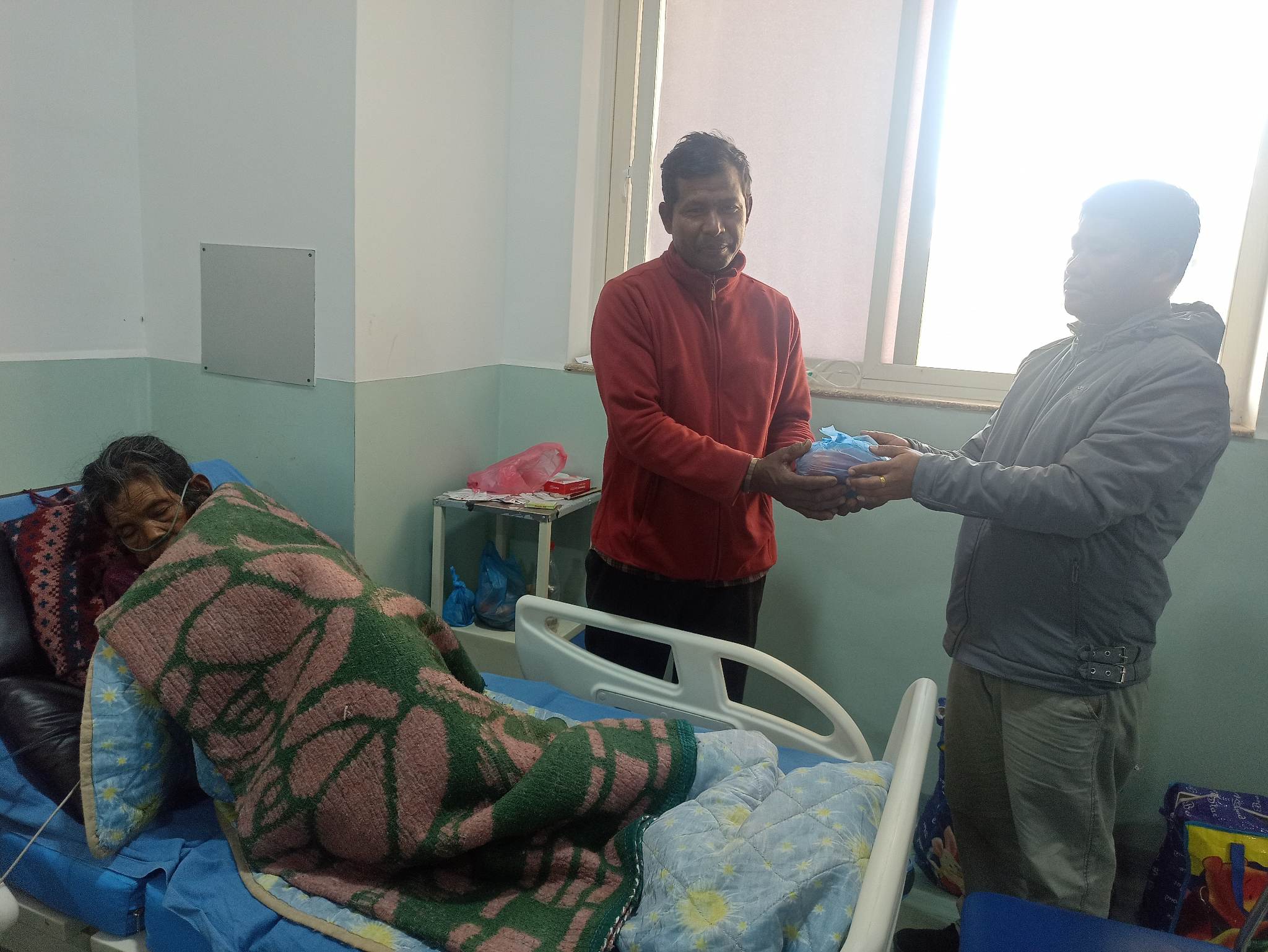 प्रेस सेन्टर गोरखाद्धारा १९ औं स्थापना दिवसको अबसरमा बिरामीलाई फलफूल बितरण