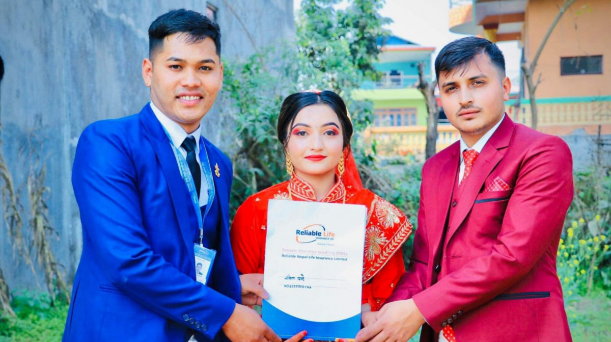 दाईले दिए विवाहमा बहिनीलाई बीमा पोलिसी उपहार