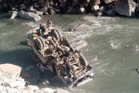 पोखरा आउँदै गरेको बस कालीगण्डकीमा खस्यो, १७ जना घाइते