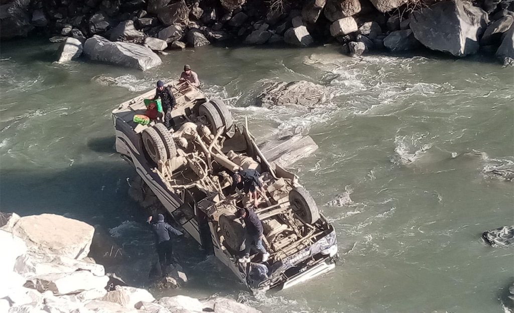 पोखरा आउँदै गरेको बस कालीगण्डकीमा खस्यो, १७ जना घाइते