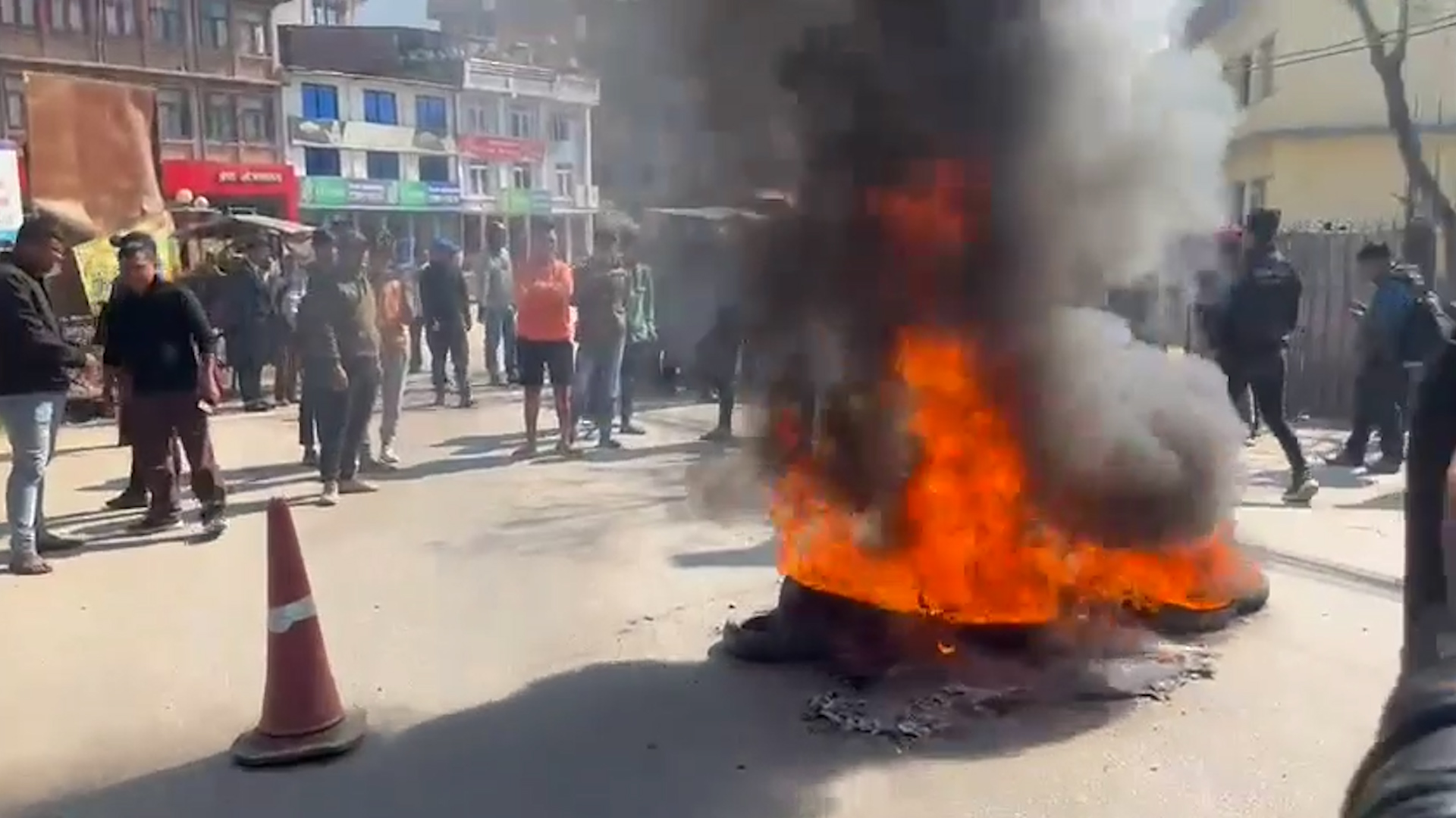 टिपरको ठक्करबाट मृत्यु भएका पत्रकारसहित दुईजनालाई क्षतिपूर्ति दिन माग गर्दै प्रदर्शन