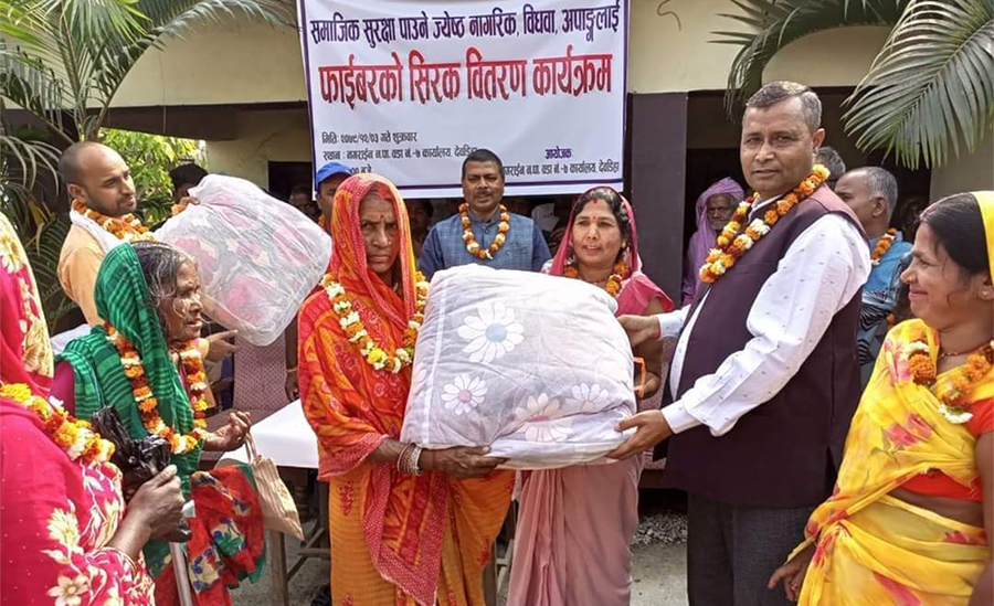 गर्मी सुरु भएपछि नगरपालिकाले बाँड्यो सिरक