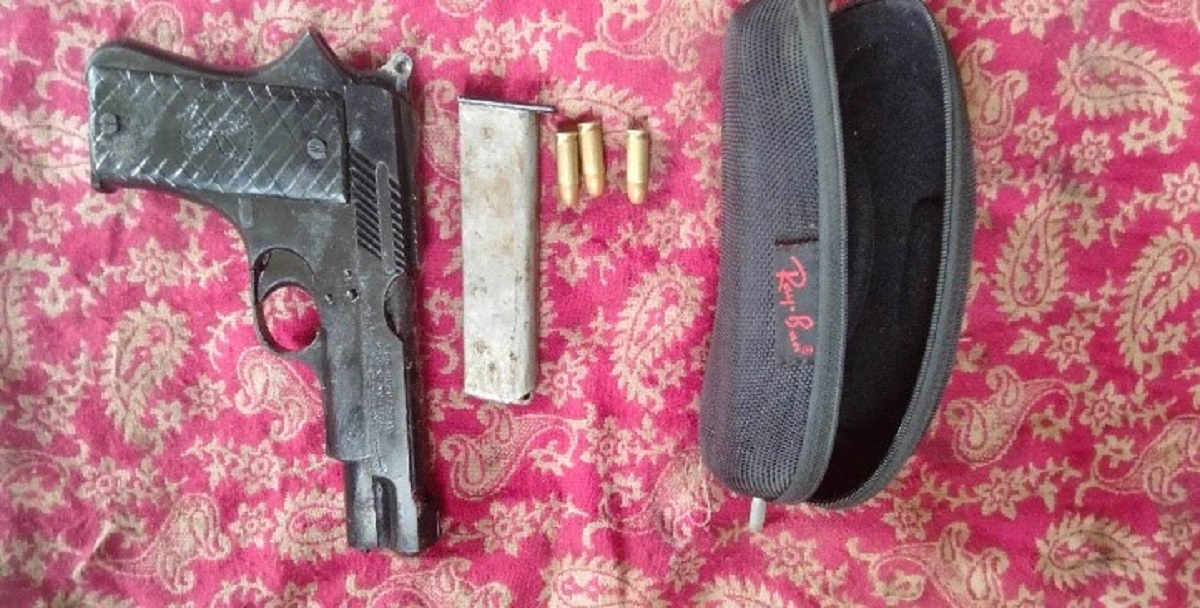 वडाध्यक्ष पेस्तोलसहित पक्राउ