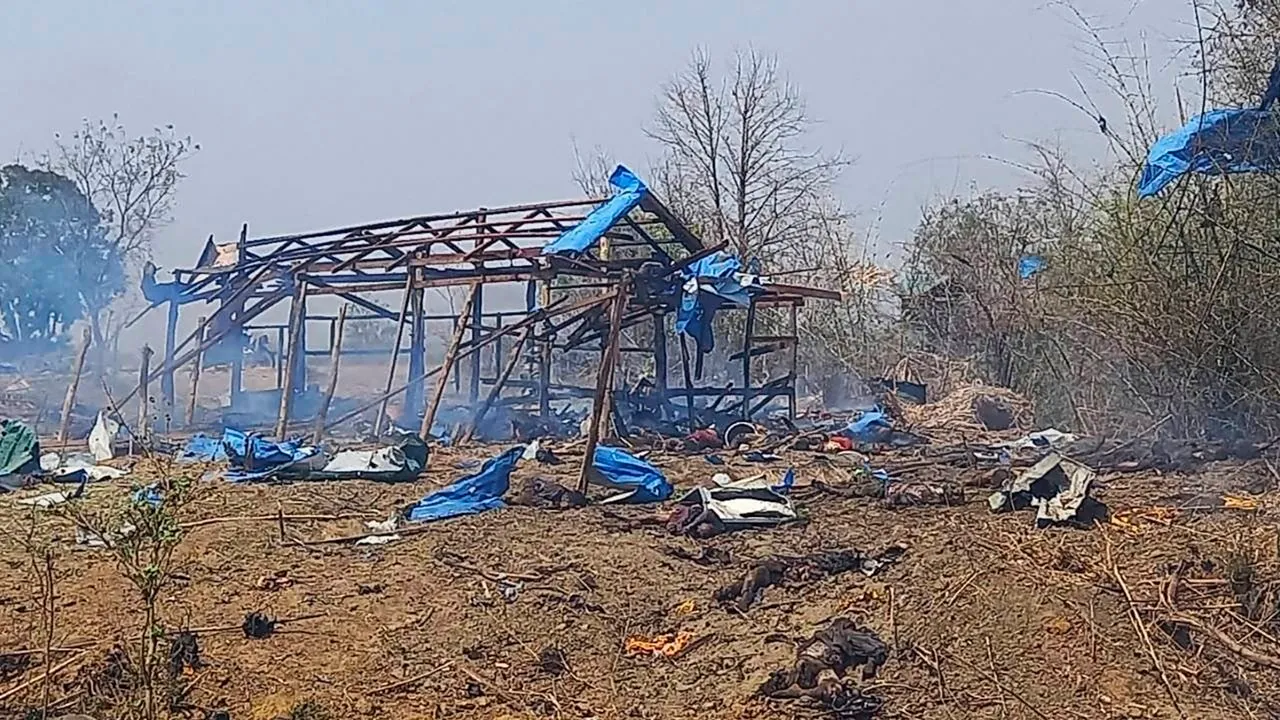 सेनाको हवाई आक्रमणबाट १०० जनाको मृत्यु