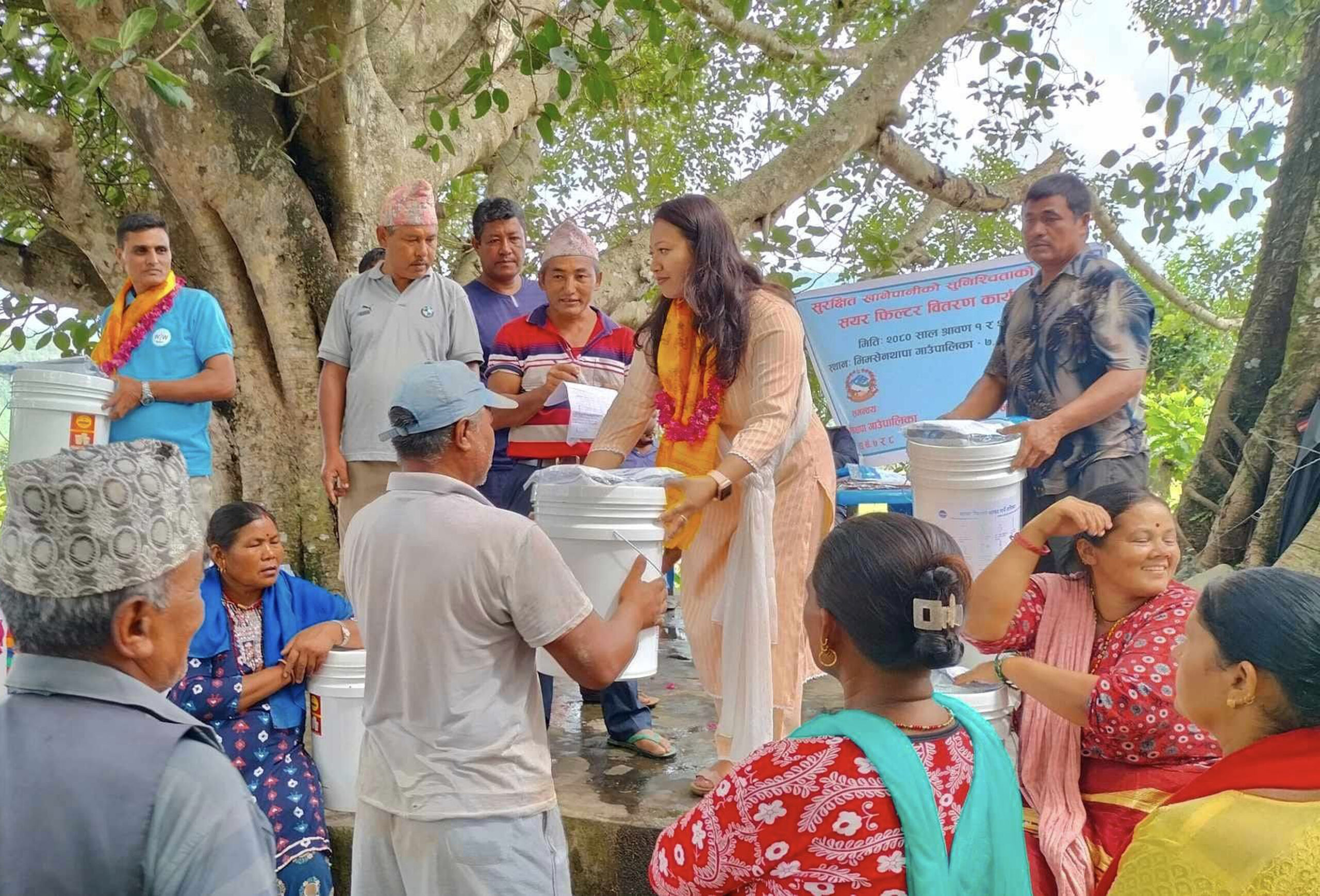 भीमसेन थापा गाउँपालिकाका दुईवटा वडाका स्थानीयबासीलाई फिल्टर बितरण