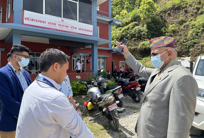 गण्डकीका मुख्यमन्त्री पाण्डेद्वारा अस्पतालको निरीक्षण
