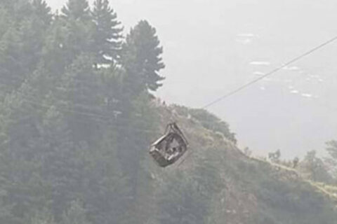 विद्यालय हिँडेका बालबालिका तुईनमा अड्किएपछि ….
