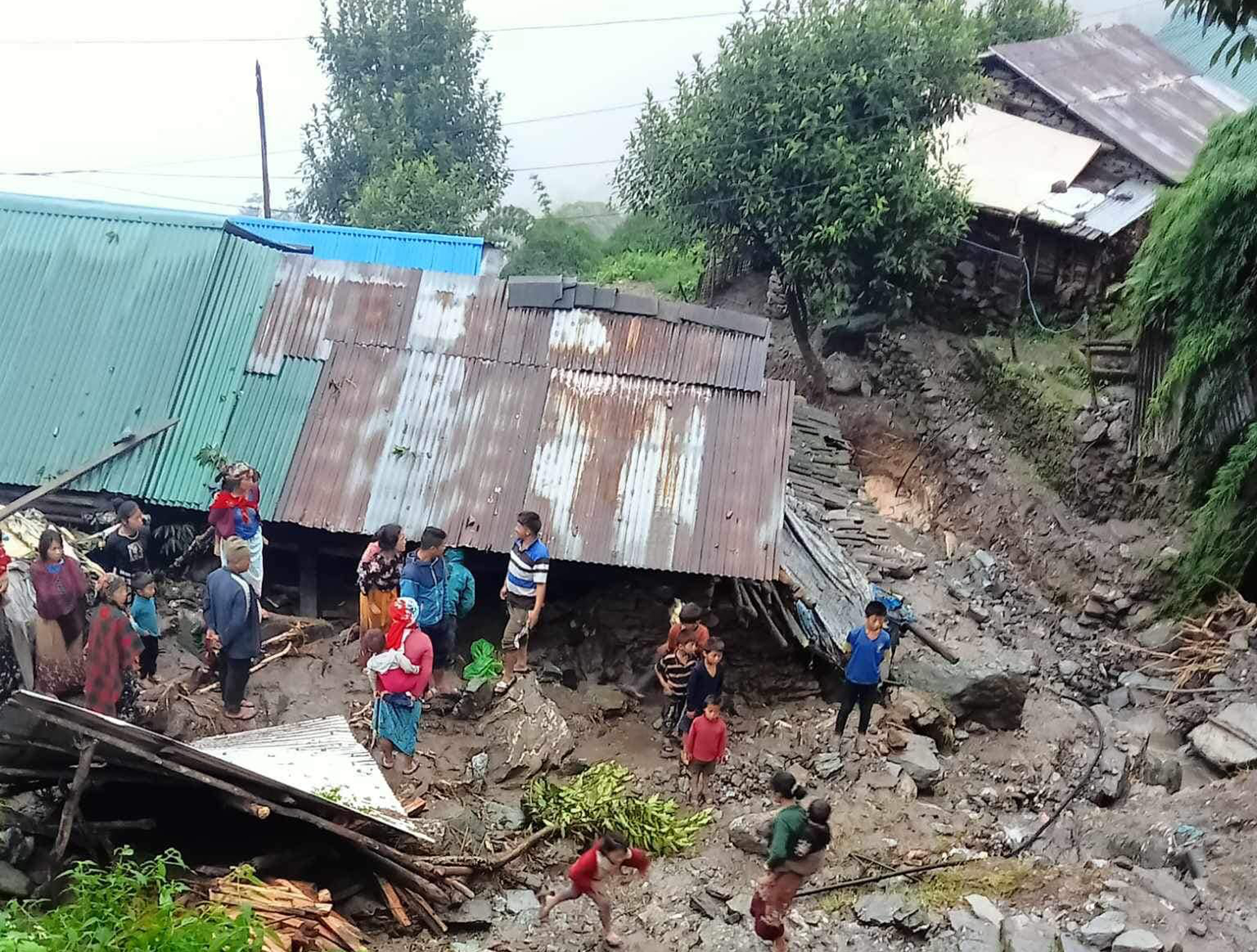 पहिरोमा परेर एकैपरिवारका ७ सहित ९ जनाको मृत्यु