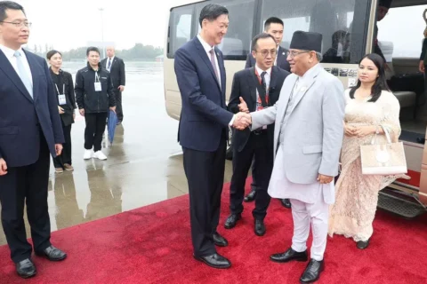 चीनमा प्रधानमन्त्री प्रचण्डलाई भव्य स्वागत, पहिलोपटक चिनियाँ उपप्रधानमन्त्री नै विमानस्थलमा