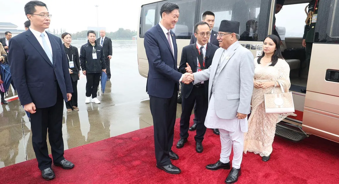 चीनमा प्रधानमन्त्री प्रचण्डलाई भव्य स्वागत, पहिलोपटक चिनियाँ उपप्रधानमन्त्री नै विमानस्थलमा