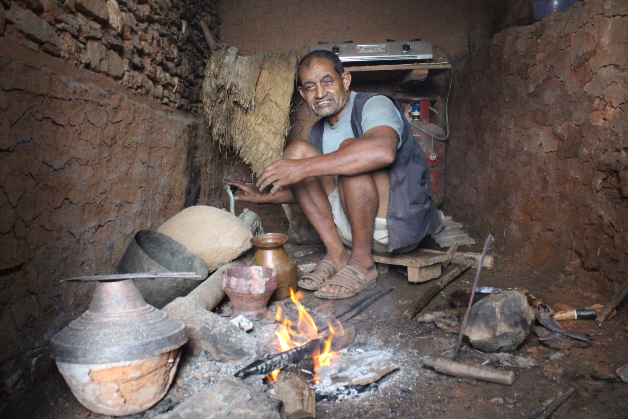 भीमसेन थापा गाउँपालिका ४ का बिश्वकर्मा आरन पेशाबाट मनग्य आम्दानी गर्दै