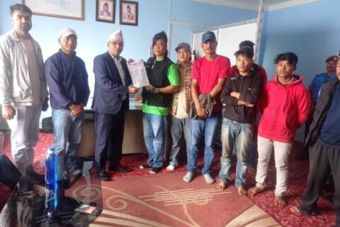 विभिन्न ६ बुदेँ माग गर्दै गोरखाका प्रमुख जिल्ला अधिकारीलाई युवा संगठनको ध्यानाकर्षण