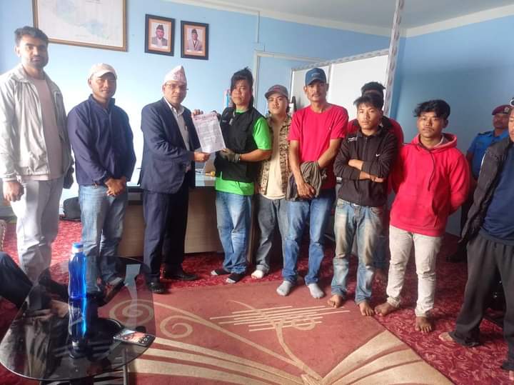 विभिन्न ६ बुदेँ माग गर्दै गोरखाका प्रमुख जिल्ला अधिकारीलाई युवा संगठनको ध्यानाकर्षण