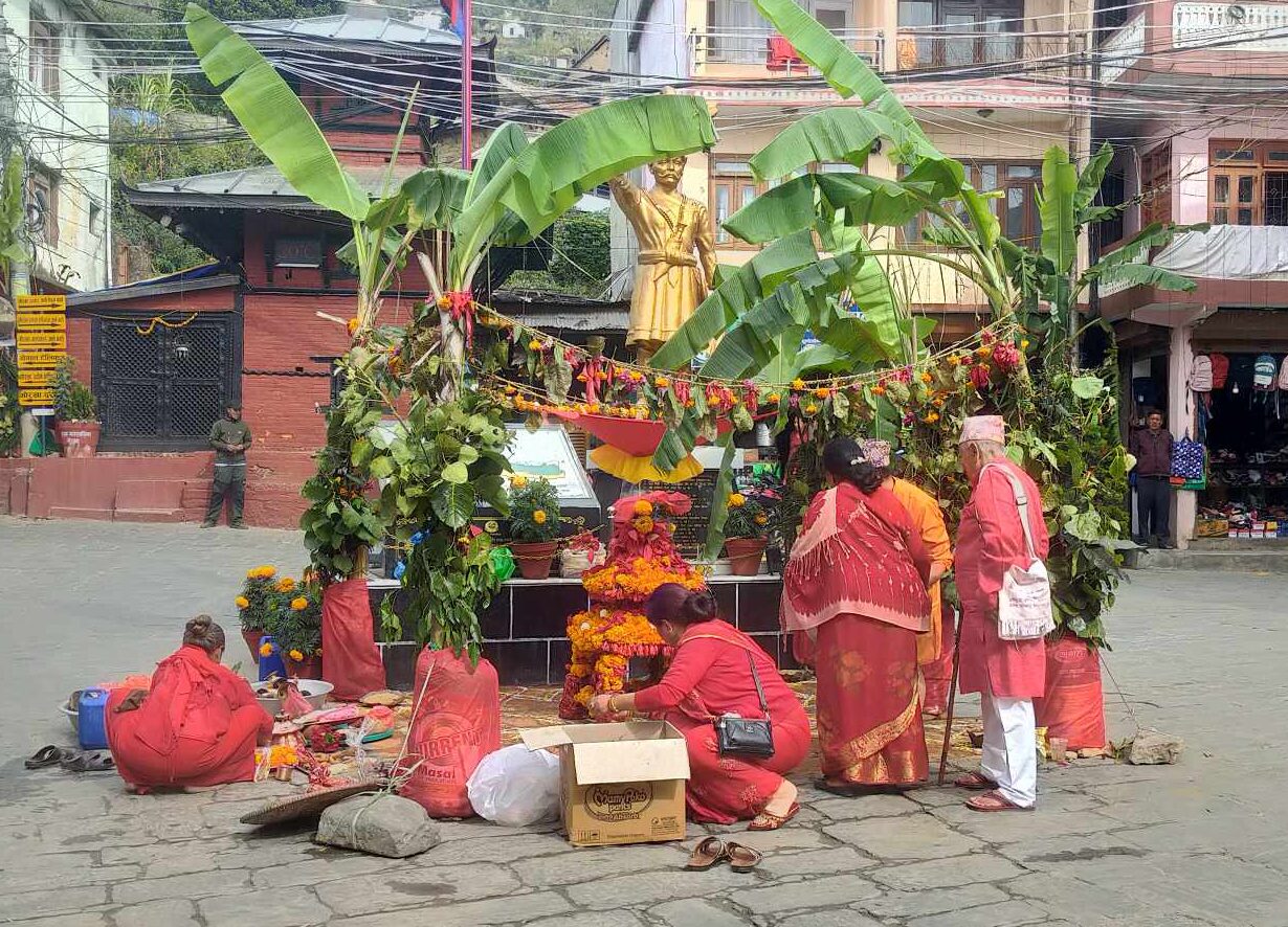 आज कार्तिक शुल्क पूर्णिमा, गोरखा बजारको ठुलो आँगनमा विशेषपूजा सहित मकै सुकाउदै