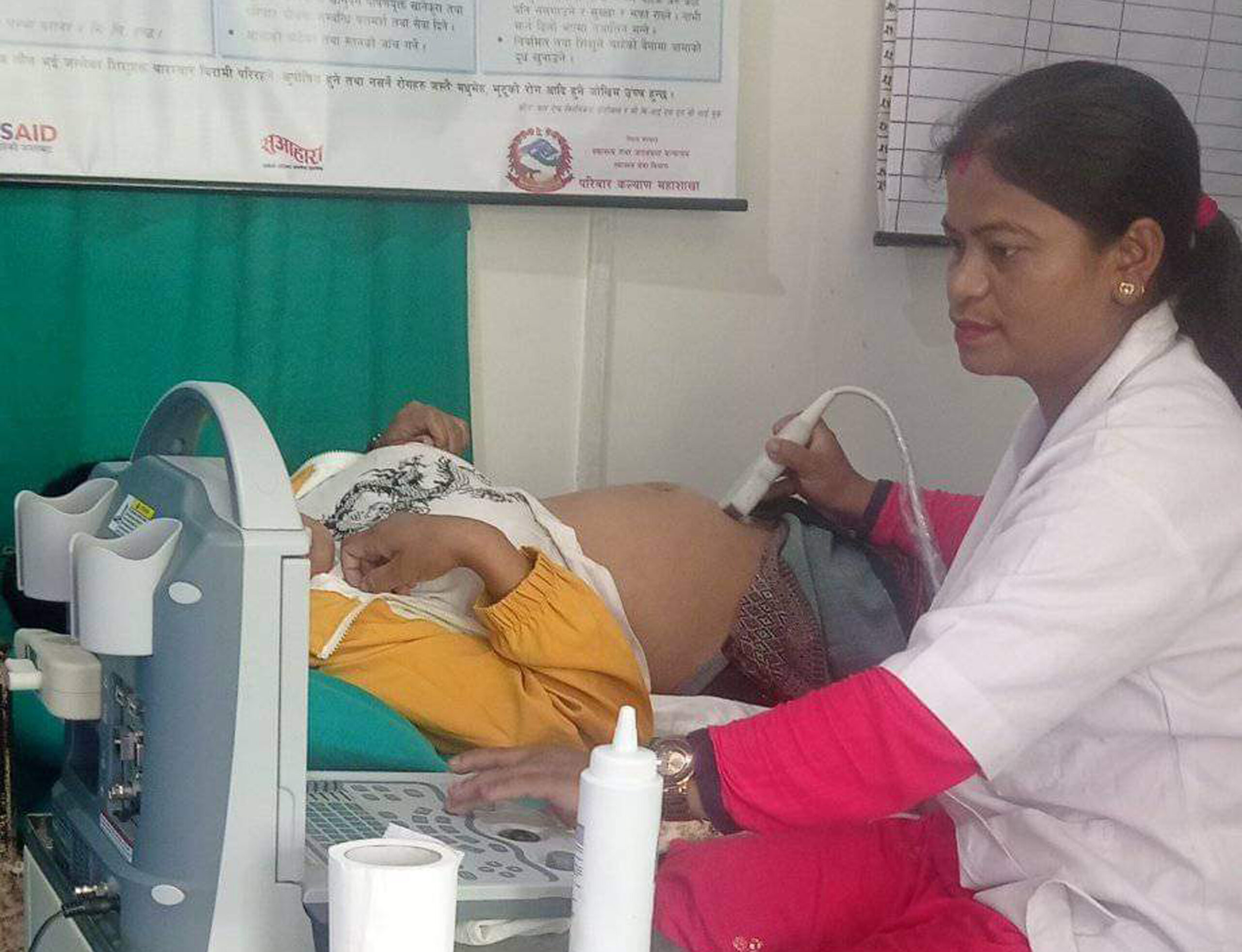 बारपाक सुलिकोटमा गर्भवतीहरुको गाउँमै निःशुल्क भिडियो एक्सरे