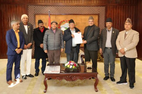 मुख्यमन्त्रीहरुले प्रधानमन्त्री ‘प्रचण्ड’समक्ष ध्यानाकर्षणपत्र बुझाइँदै