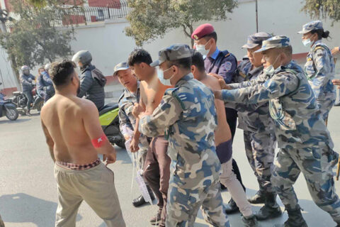 सिंहदरबारभित्र अर्धनग्न प्रदर्शन गर्ने तीन जना पक्राउ