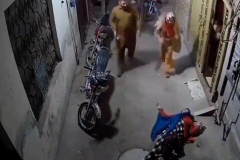 चिकेनमा मसला नहालेको भन्दै श्रीमानले श्रीमतीलाई छतबाट फालिदिए