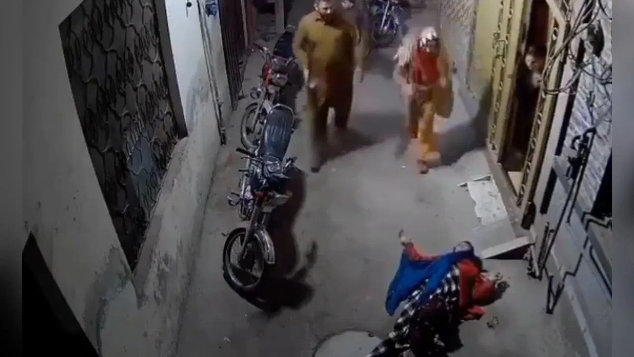 चिकेनमा मसला नहालेको भन्दै श्रीमानले श्रीमतीलाई छतबाट फालिदिए