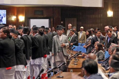 विपक्षीलाई वेलमा घेरेर प्रधानमन्त्रीले लिए विश्वासको मत