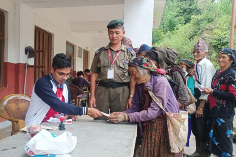 बारपाक सुलिकोट गाउँपालिकामा जेष्ठनागरिकलाई घरघरमै सामाजिक सुरक्षा भत्ता