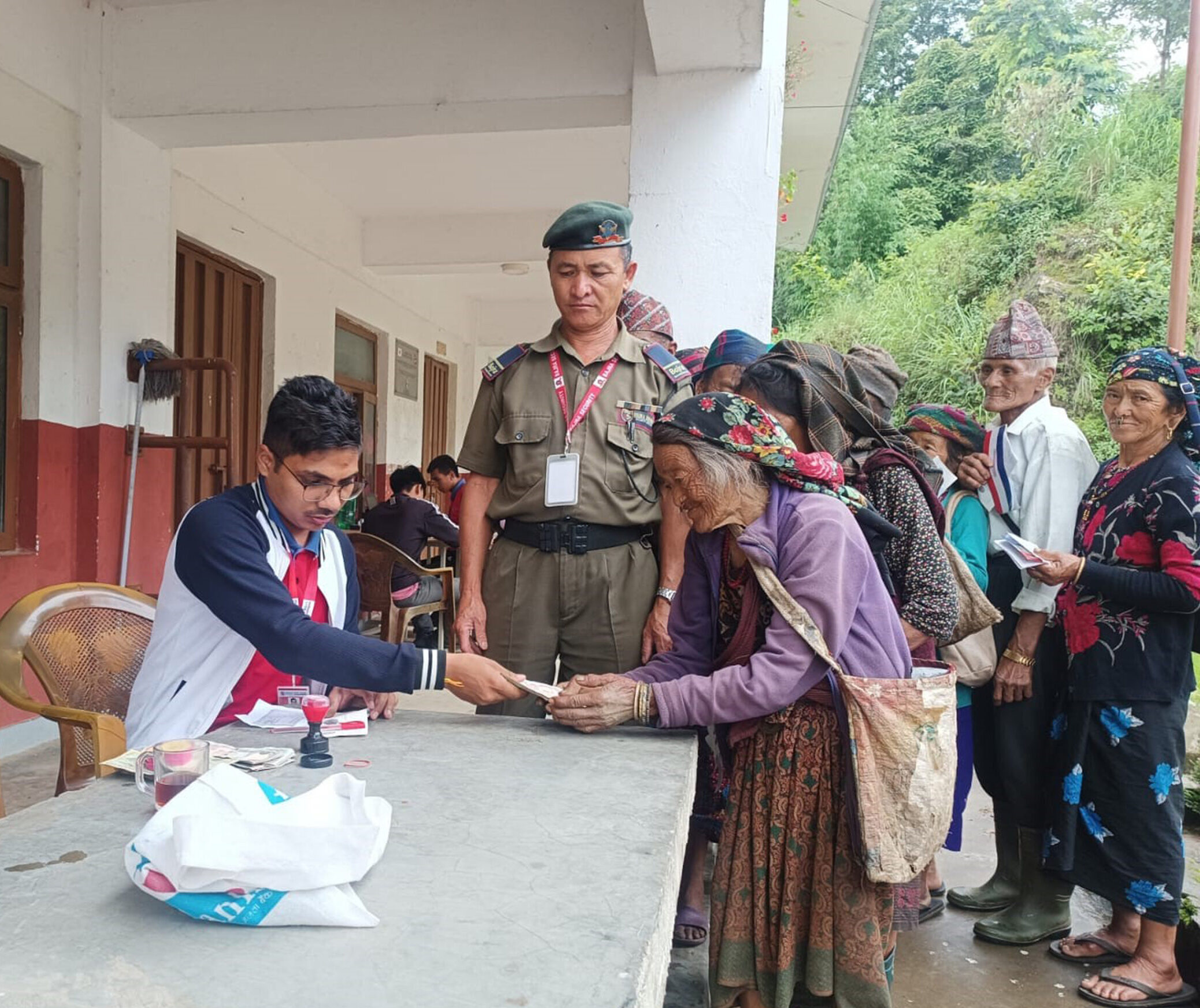 बारपाक सुलिकोट गाउँपालिकामा जेष्ठनागरिकलाई घरघरमै सामाजिक सुरक्षा भत्ता