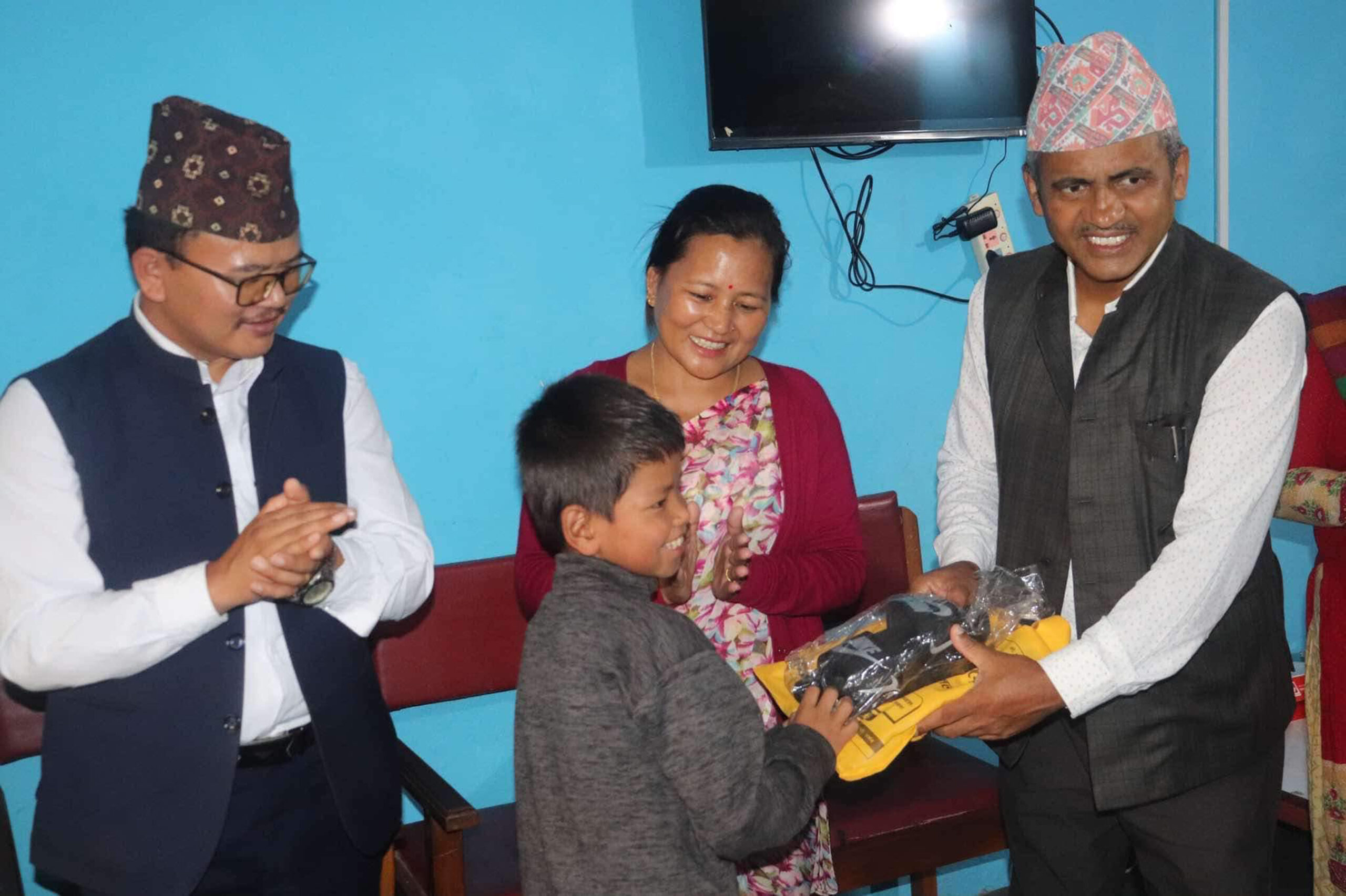 अभिभावकविहिन बालबालिकालाई दसैँका लागि नयाँ कपडा वितरण