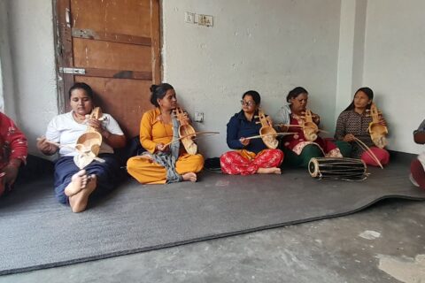 गोरखामा साराङ्गी बजाउन सिक्दै गन्धर्व समुदायका महिलाहरु