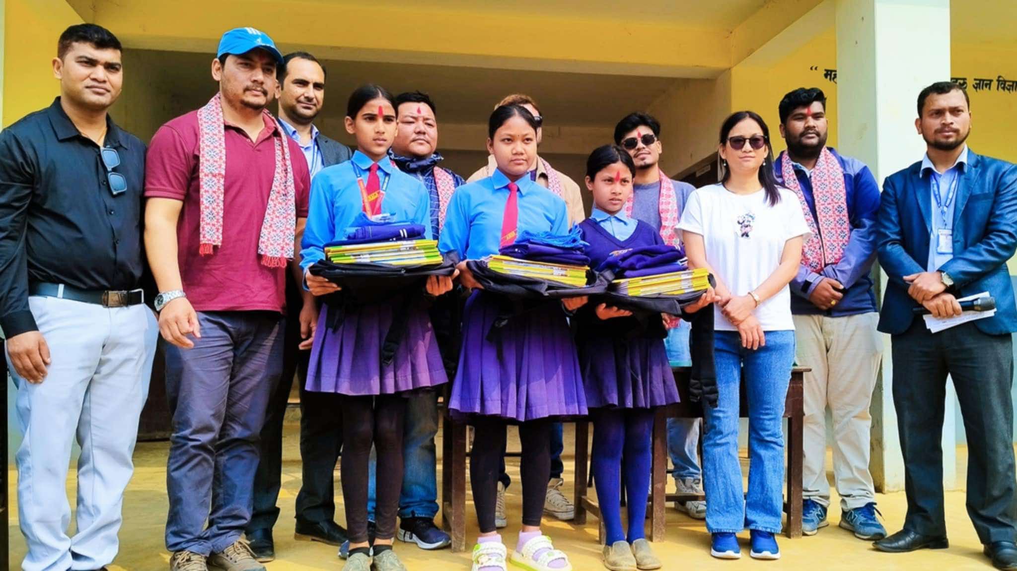 गोरखा जेसिजद्वारा शैक्षिक सामाग्री बितरण