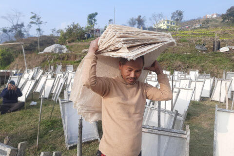 गोरखा मनकामना नेपाली हाते कागज उद्योगमा रमाउँदै पासाङ