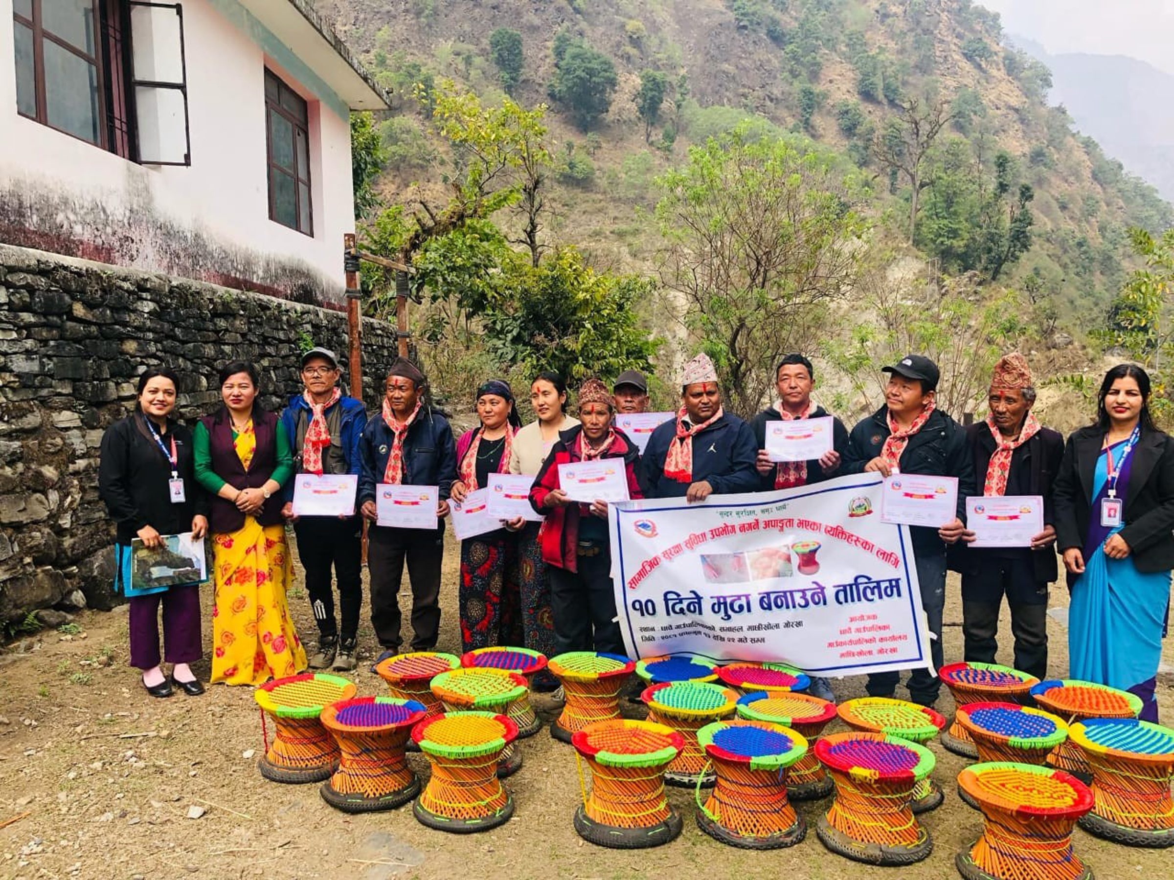 गोरखाको धार्चे गाउँपालिकामा अपांगता भएका व्यक्तिलाई आयआर्जनसंग जोड्न मुढा बुन्ने तालिम