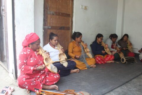 गोरखामा गन्धर्व समुदायका महिलालाई सारङ्गी बजाउने तालिम