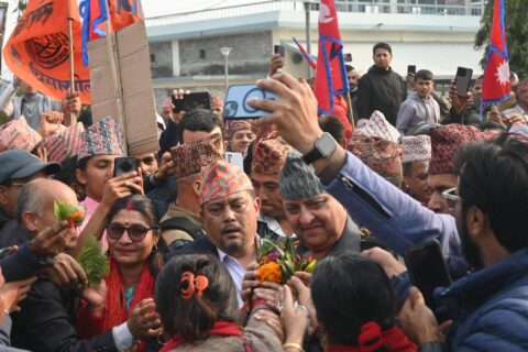 पूर्व राजाको स्वागतको भीडलाई बेवास्ता नगर्न विश्लेषकहरूको टिप्पणी