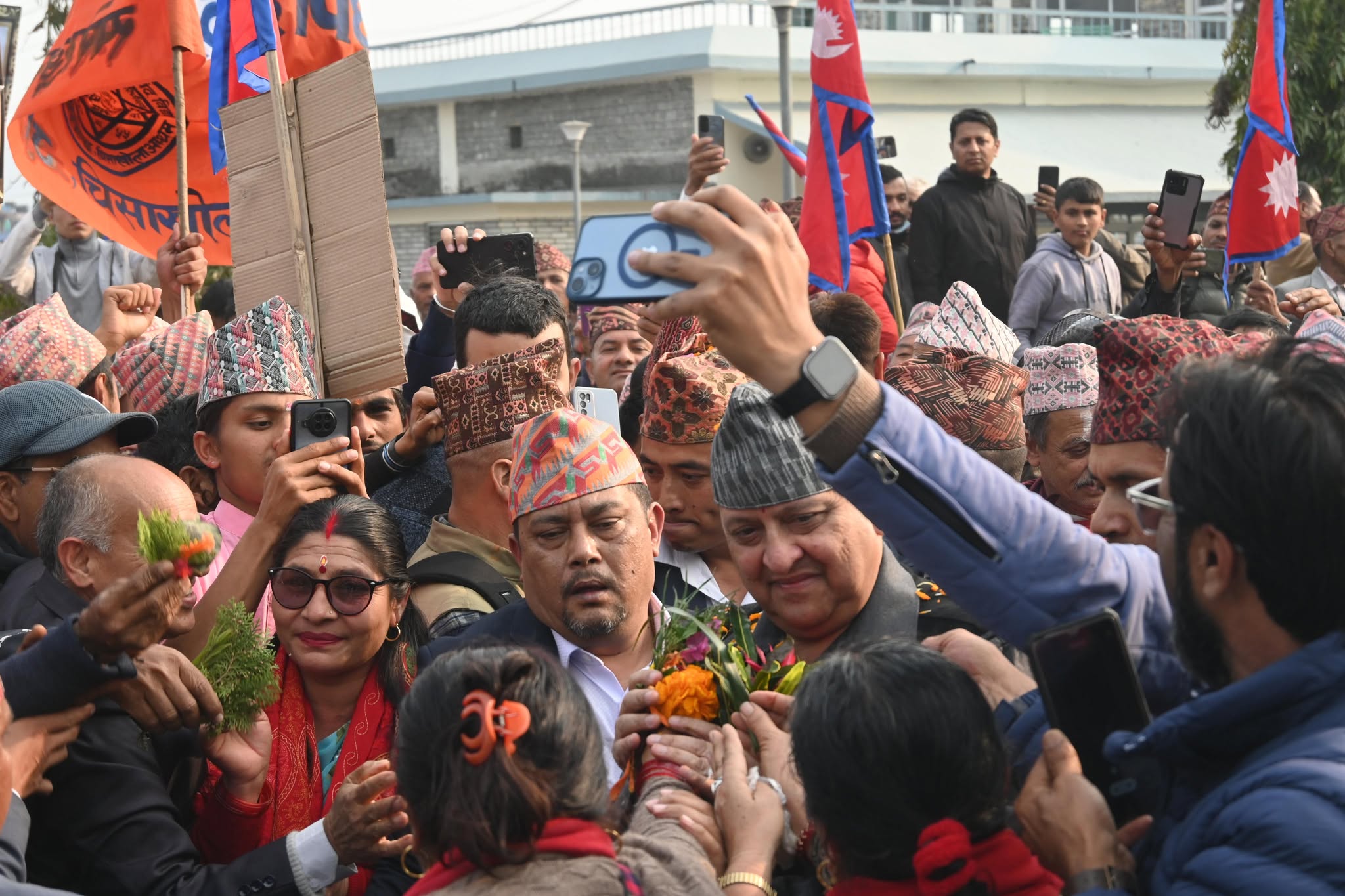 पूर्व राजाको स्वागतको भीडलाई बेवास्ता नगर्न विश्लेषकहरूको टिप्पणी