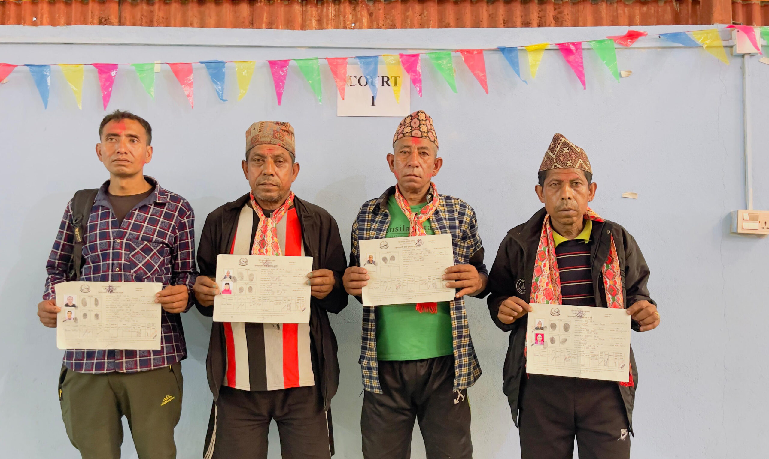 बर्षौपछि धार्चेका भूमिहीन दलित घरपरिवारले पाए जग्गाधनी लालपुर्जा