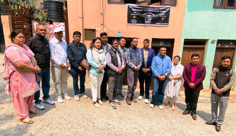 प्रेस सेन्टरका पदाधिकारीले भेटे सुरेश रजकका परिवार