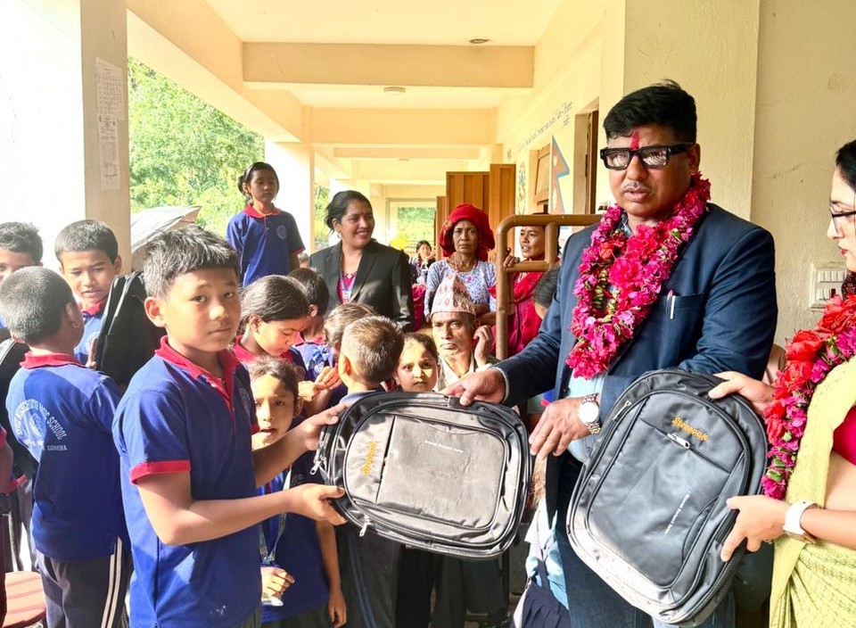 मुच्चोकटार आधारभूत विद्यालयका बालबालिकालाई खाद्यान्य र स्टेशनरी सहयोग