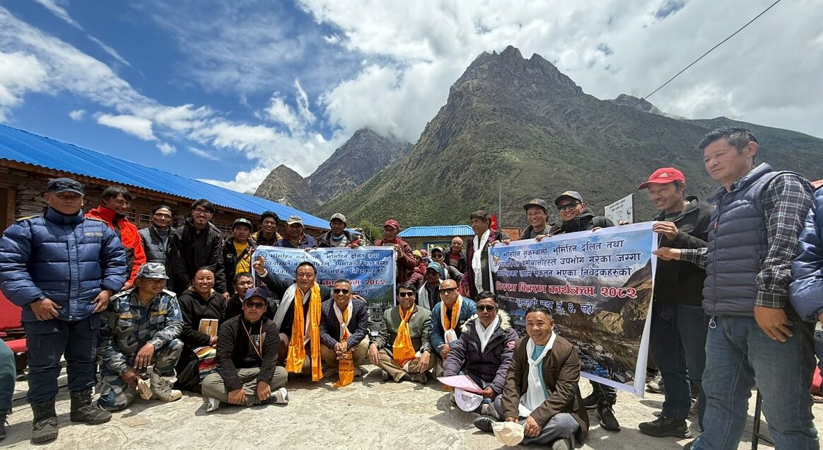 गोरखाको चुमनुब्रीका भूमिहीन नागरिकहरूलाई निस्सा वितरण