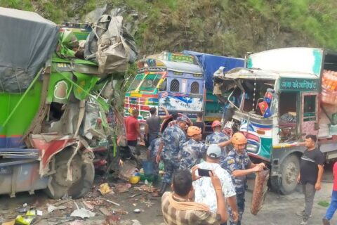 नारायणगढ–मुग्लिन सडकमा दुई ट्रक ठोक्किँदा सात घाइते