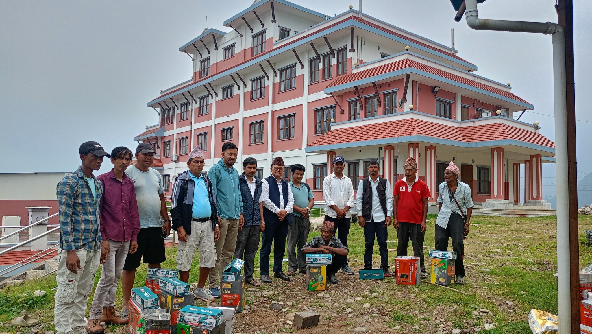 बारपाक सुलिकोटमा परम्परागत आरन व्यवसायलाई सुधारका लागि आधुनिक औजार वितरण