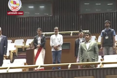 बजेटको विरोध गर्दै संसद्को बाल्कोनीमा उभिए कांग्रेस सांसद बजगाईं