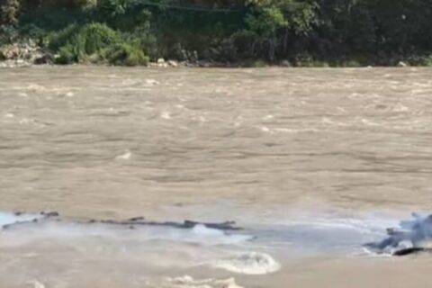 बेनिघाटस्थित त्रिशूली नदीमा आएको बाढीले दाहसंस्कार हुँदै गरेको चिता बगायो