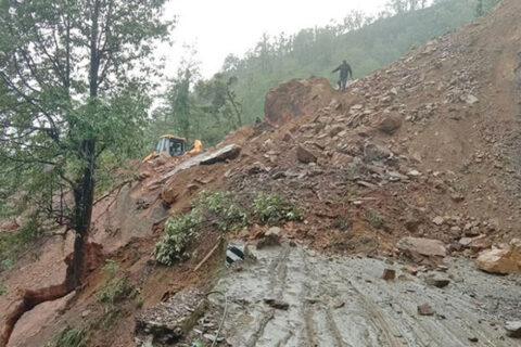 वर्षाका कारण देशभरका ११ राजमार्ग पूर्ण रुपमा अवरुद्ध